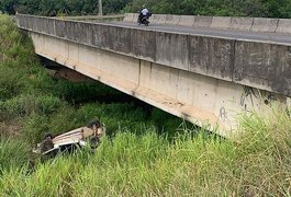 Mulher fica ferida após carro capotar e cair de ponte na Barra de São Miguel