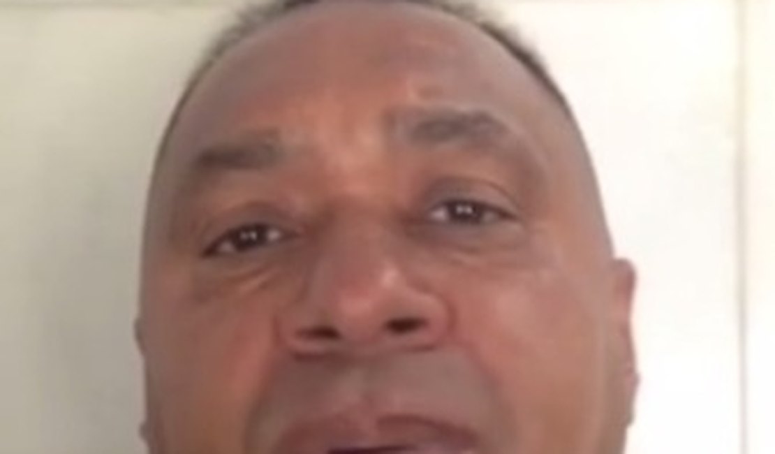 [Vídeo] Para não ser confundido com Waldir Maranhão, Tiririca raspa bigode