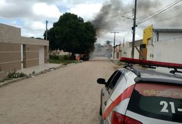 Vídeo: veículo pega fogo no bairro Baixa Grande, em Arapiraca
