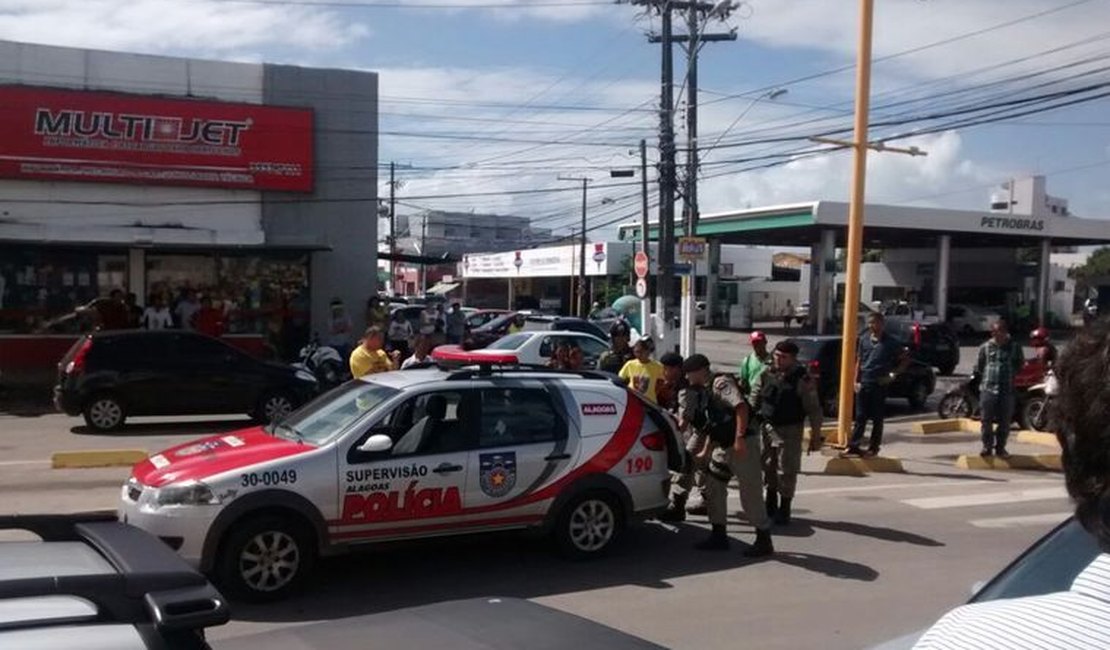 Abordagem policial em ônibus apreende revólver, adolecente e prisão de três homens, em AL