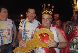 Prefeito entrega chave da cidade ao Rei Momo no carnaval de Lagoa da Canoa