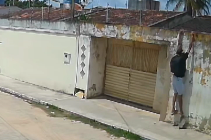 VÍDEO: Filmagem flagra homem pulando muro de residência e furtando TV em Arapiraca