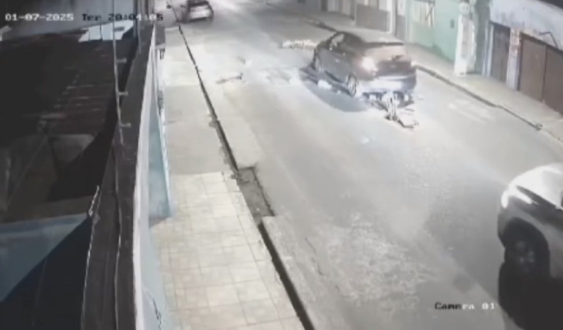 Carro bate em objetos que sinalizam buraco na rua, no bairro Brasília, em Arapiraca