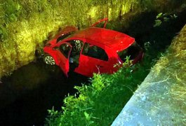 Mulher perde controle da direção e carro cai no canal em Arapiraca