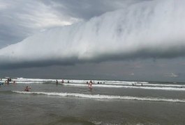 Fenômeno meteorológico, 'nuvem de rolo' chama a atenção no litoral de SP