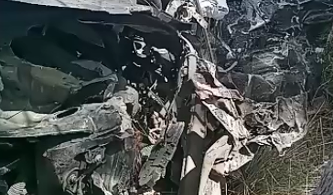 Carro atinge poste e duas pessoas morrem no interior de Alagoas
