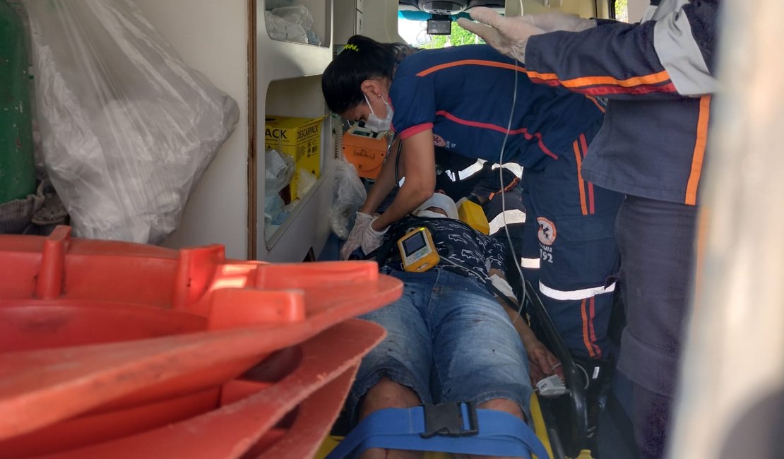 Motociclista perde controle da direção e bate em poste no bairro Brasília