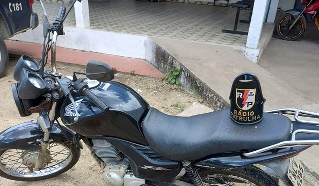 Rádio Patrulha recupera motocicleta roubada, estacionada em frente à loja, no Centro