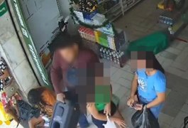 Homem é flagrado furtando caixa de som em farmácia no centro de Penedo