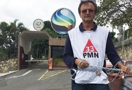 Candidato protesta acorrentado em frente à Globo por ficar fora de debate