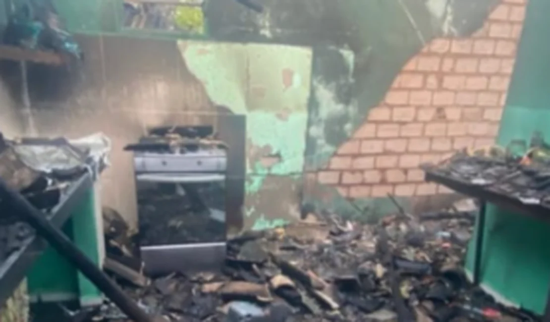 Residência é destruída por incêndio em Limoeiro de Anadia após explosão de celular