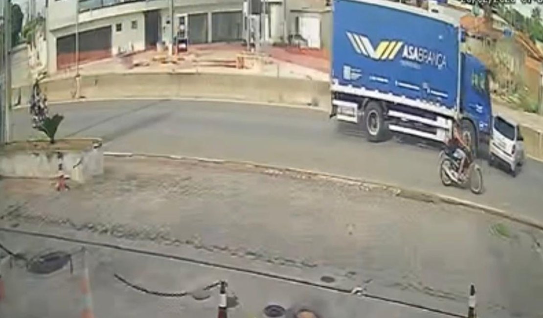 Câmera de segurança flagra colisão entre carro e caminhão que resultou em capotamento, em Arapiraca; assista