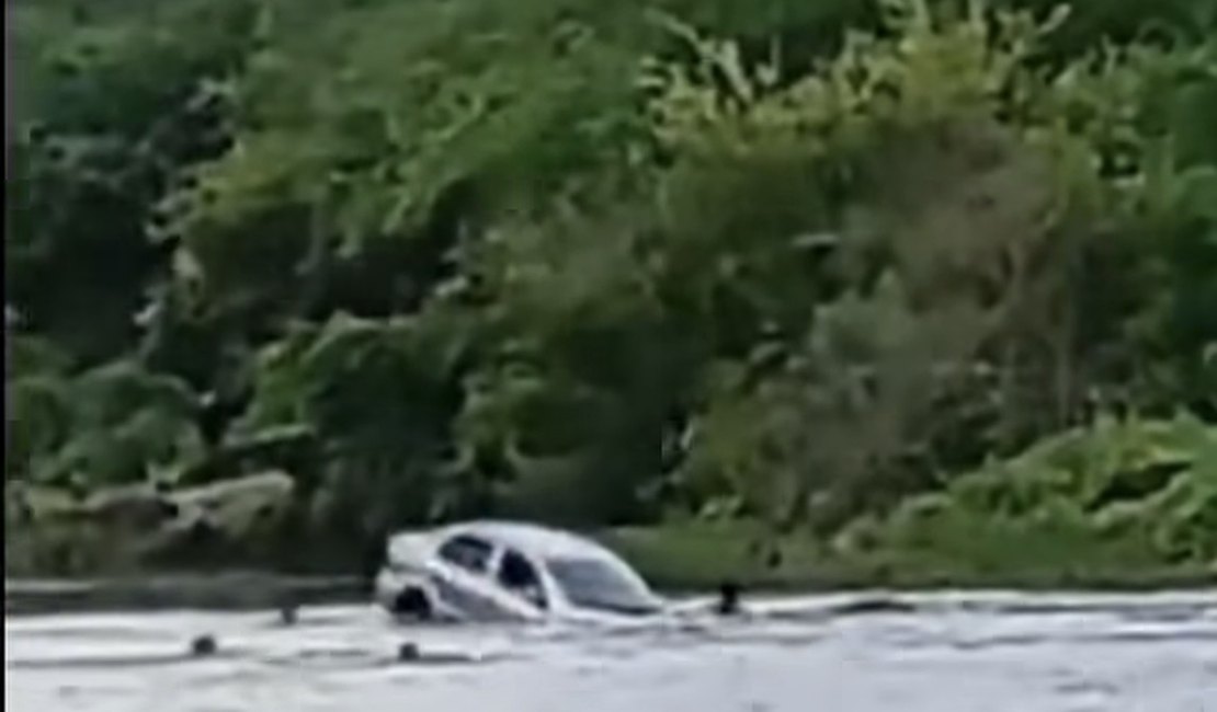 Veículo é arrastado por correnteza após tentativa de travessia em Santana do Ipanema