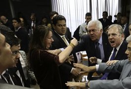 Após briga, relatório da reforma trabalhista é dado como lido na CAE do Senado