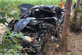 Batida frontal envolvendo dois carros deixa duas vítimas fatais em Atalaia