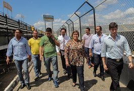 Prefeita visita estádio municipal e garante arquibancadas metálicas para o próximo domingo
