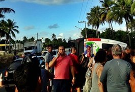 Van que retornava de passeio com turistas capota na ‘Curva do Pontal’, em Coruripe