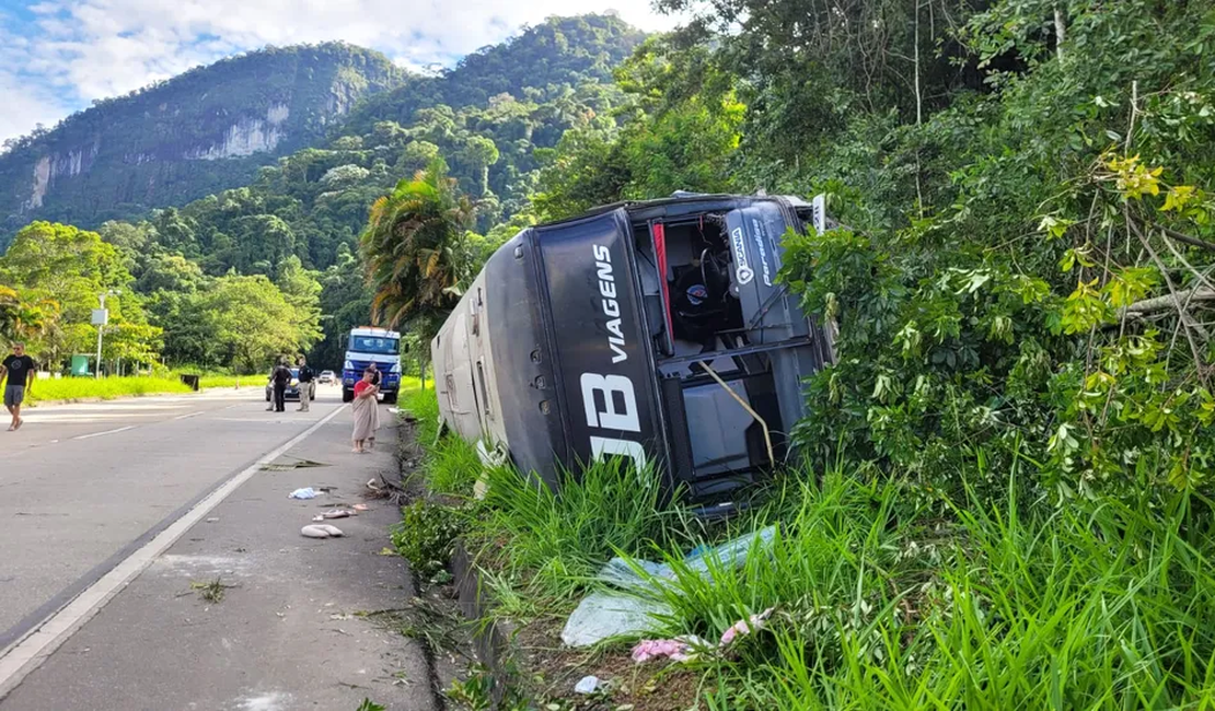 Ônibus tomba na Serra de Petrópolis e deixa pelo menos 20 feridos