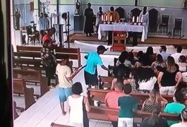 Vídeo: bandidos entram em igreja e assaltam fieis durante missa