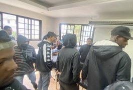 Torcida do Botafogo invade Centro de Treinamento e cobra jogadores