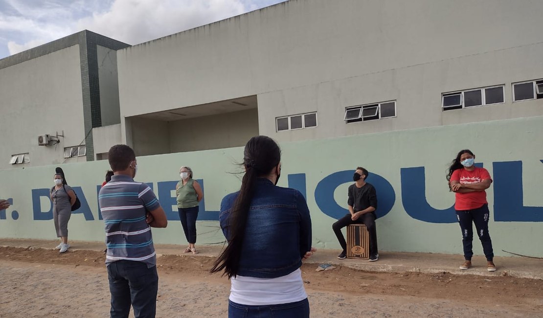 Integrantes de Igreja fazem orações por  pacientes de covid-19 na frente do HE do Agreste
