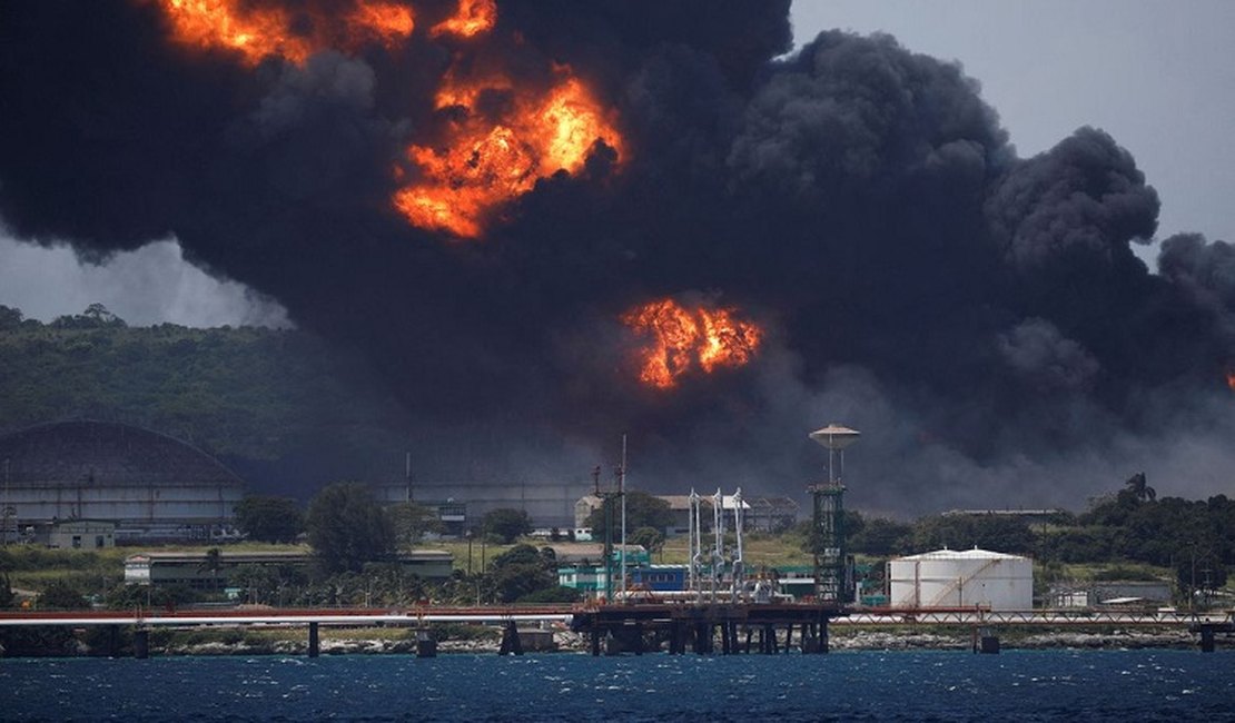 Cuba tenta controlar maior incêndio da história em tanque de petróleo