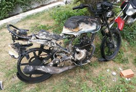 Populares incendeiam veículo de bandidos após roubo de motos