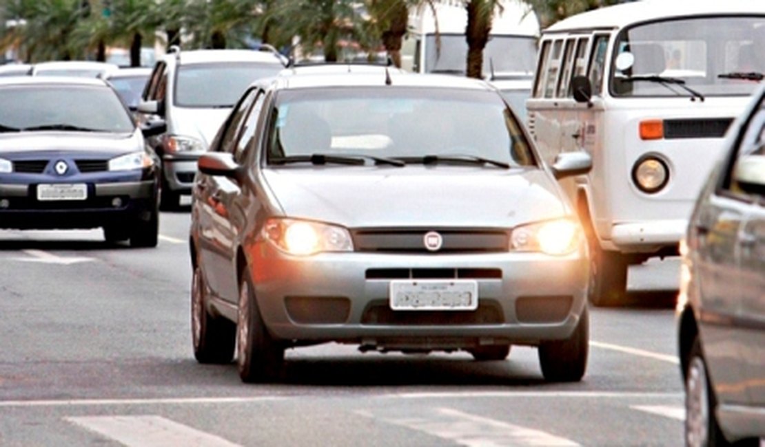 Falta de sinalização suspende penalidade a motoristas sobre Lei do Farol Baixo em AL