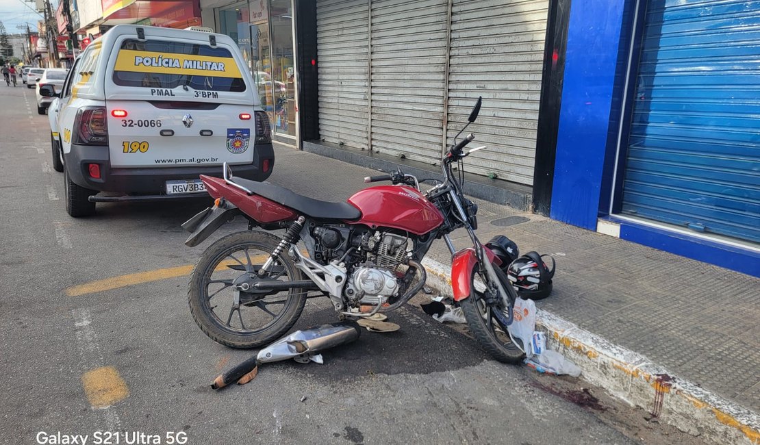 Colisão transversal em cruzamento deixa condutor e passageiro feridos no Centro de Arapiraca