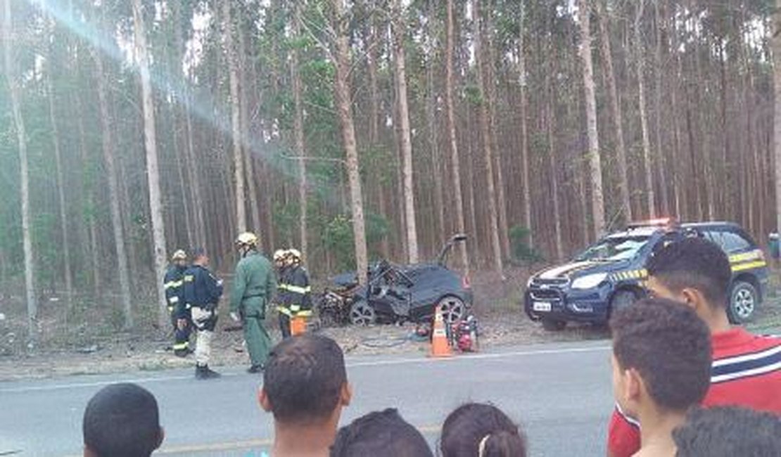 Perseguição termina em acidente com dois mortos e dois feridos na AL-210, em Atalaia