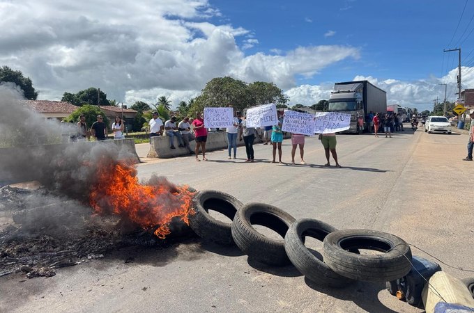 Familiares fecham trecho da AL-110 em protesto após atropelamento fatal de mulher em Arapiraca