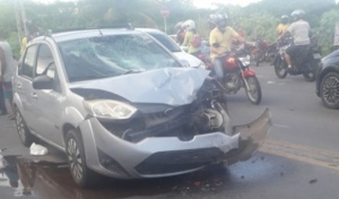 Colisão entre carro e moto deixa uma pessoa ferida no Tabuleiro do Martins