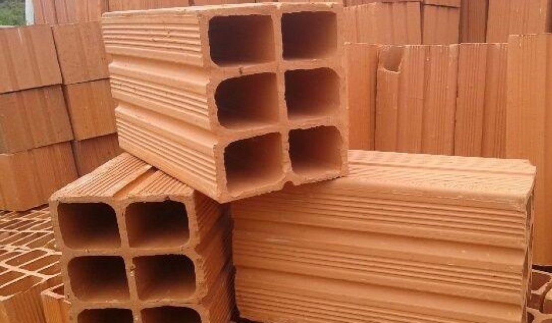 Homem dá tijolada em irmã enquanto tentava atingir o próprio pai e é preso em Maceió