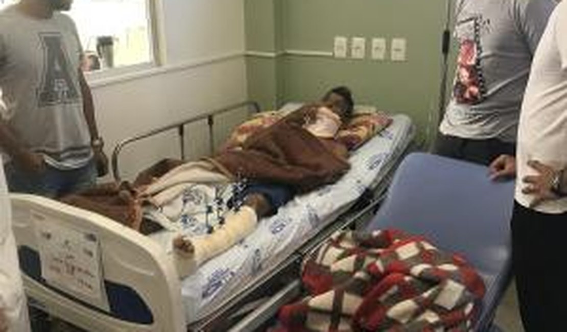 Atletas do ASA fazem visita ao Hospital de Emergência do Agreste