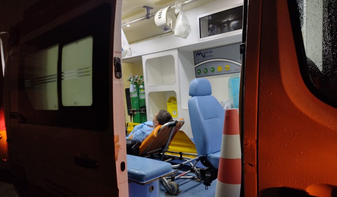 Mulher fica ferida ao colidir moto em traseira de veículo, em Arapiraca