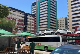 Trânsito fica interditado após caminhão-cegonha arrastar fios na orla de Maceió