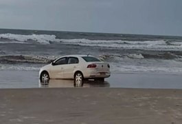 RS: Idosa é encontrada morta e ensanguentada em carro na beira da praia