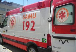Jovem é socorrida pelo Samu após ser agredida pelo companheiro, em Teotônio Vilela