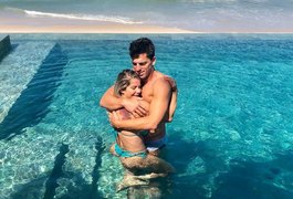 Karina Bacchi é pedida em casamento na Barra de São Miguel, em Alagoas