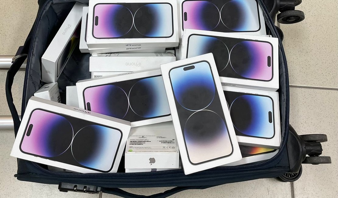 Ação da Polícia Federal prende três pessoas e apreende 112 iphones no aeroporto, em Alagoas