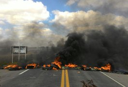 Índios protestam contra a PEC 215 e interditam rodovias de Delmiro Gouveia e Novo Lino