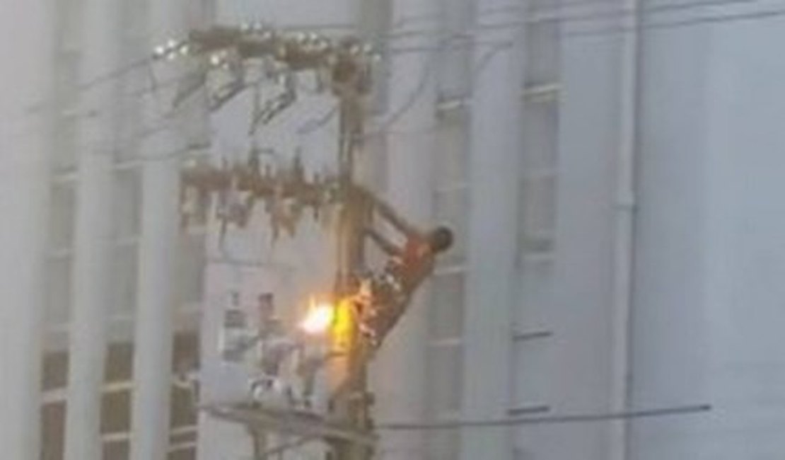 VÍDEO: Homem escala poste e sofre descarga elétrica antes de discurso de Dilma Rousseff