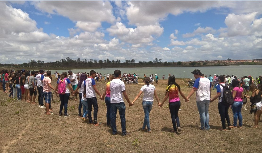 Amigos fazem corrente e oração por jovem desaparecido no Lago da Perucaba