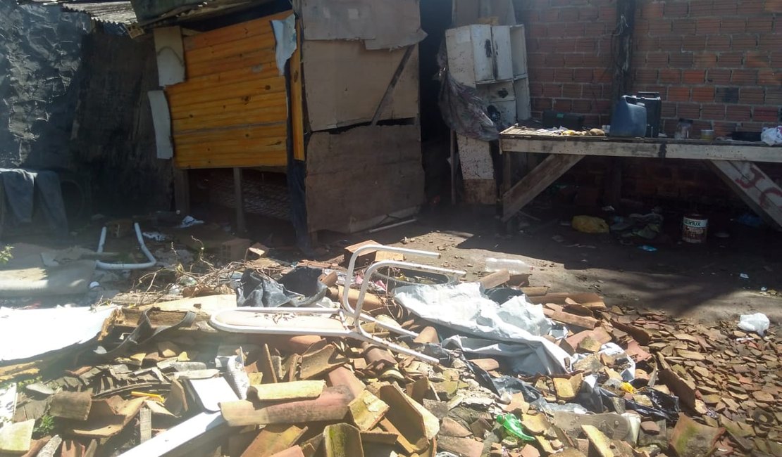 Vídeo: Morador de rua é brutalmente assassinado com mais de 30 facadas no bairro Primavera, em Arapiraca