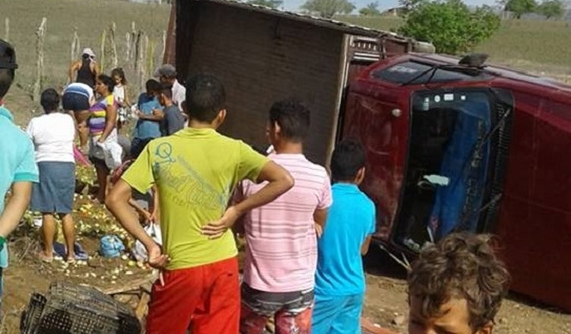 Caminhonete capota após feira livre em Traipu