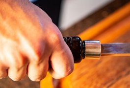 Homem tenta ferir companheira com espeto de churrasco em Teotônio Vilela