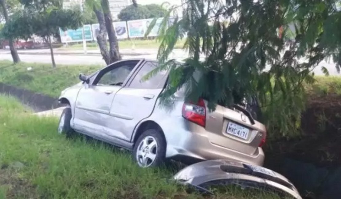 Condutor perde o controle e veículo cai em vala na Durval de Góes Monteiro