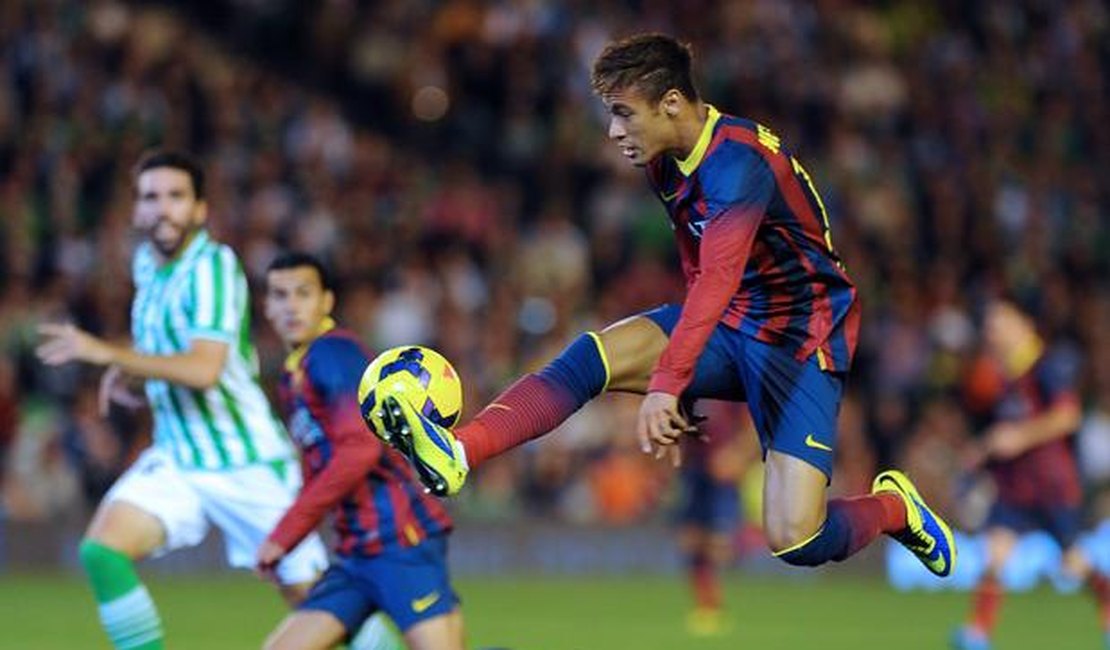 Messi sai lesionado, mas Barcelona goleia Bétis com gol de Neymar