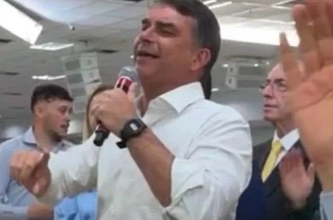 Flávio Bolsonaro recebe apoio de governadores eleitos e Cury