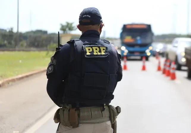Colisão traseira envolvendo duas carretas é registrada na BR-101, em Rio Largo
